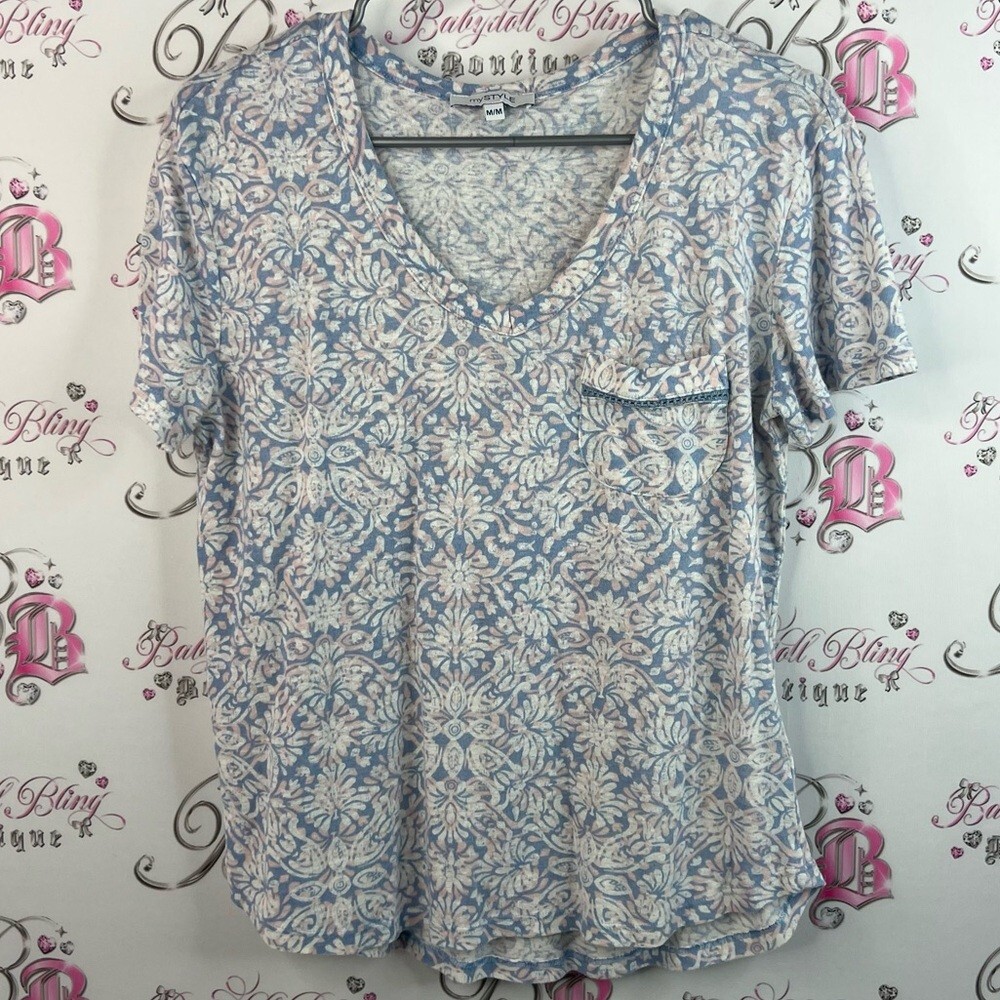 Mystyle tshirt top pockets floral Elegant Blue and White Floral Women's Tee